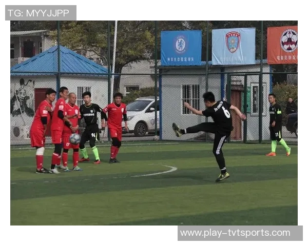 小法足球的魅力与技术解析如何在场上展现个人风采与团队配合 小法足球的魅力与技术解析如何在场上展现个人风采与团队配合