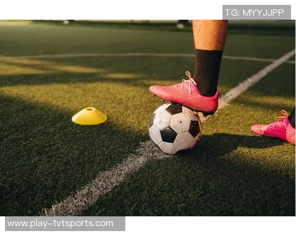 足球与篮球的魅力对决究竟哪种运动更受欢迎和适合你 足球与篮球的魅力对决究竟哪种运动更受欢迎和适合你